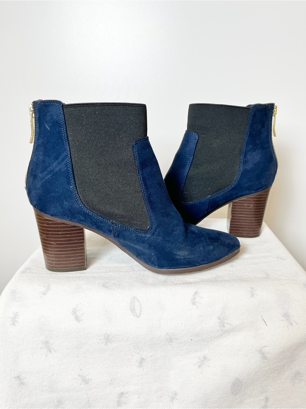 Fioni Navy Blue Faux Suede Chelsea Booties – Gold Zip Block Heel Ankle Boots 8 - Picture 7 of 12
